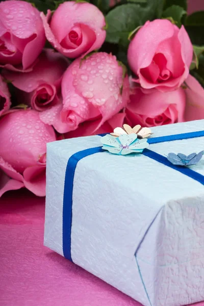Regalo romántico con rosas — Foto de Stock