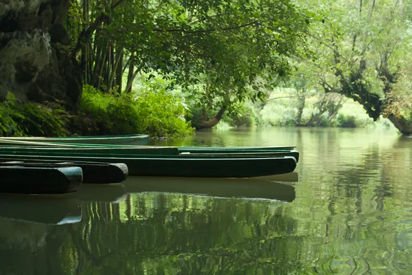 Лодки, стоящие в тени на реке (1) ) — стоковое фото