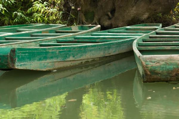 Деревянные лодки на якоре на реке (2 ) — стоковое фото