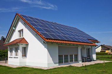 Evin çatısındaki güneş panelleri.