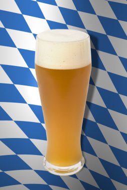 Bavyera oktoberfest bira cam üzerine beyaz izole