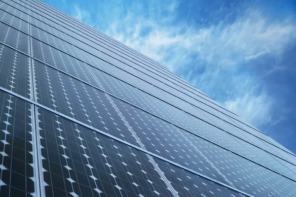 空と太陽電池パネルの代替エネルギー技術 — ストック写真