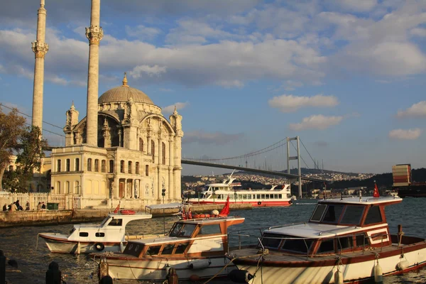 Міст Босфор і мечеть Ортакой. — стокове фото