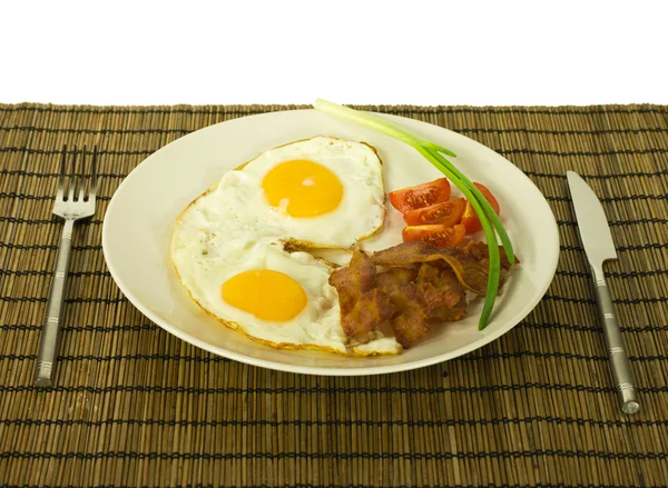 スクランブル夕食朝食栄養価の高い食事卵黄フォーク食品玉ねぎベーコン プレート ランチ揚げ緑ナイフ フレッシュ トマト心のこもったクローブを卵します — ストック写真