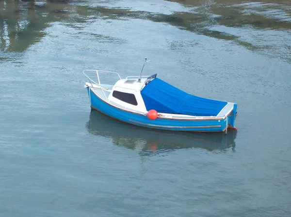 孤立的小蓝船的照片 — 图库照片