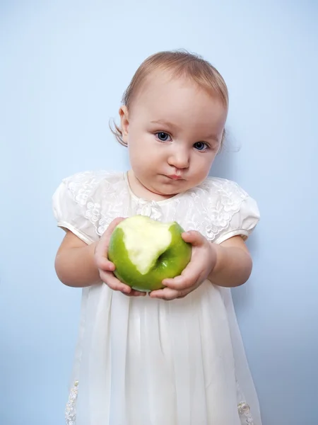 Little girl with an apple — Stock Photo, Image