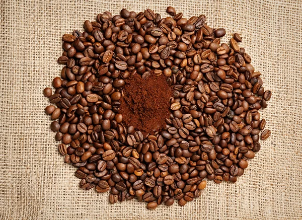 Mletá káva a pražená kávová zrna — Stock fotografie