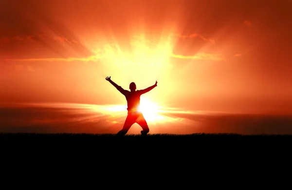 Силуэт Прыгуна Человека Поле Травы Яркое Солнце Позади — стоковое фото