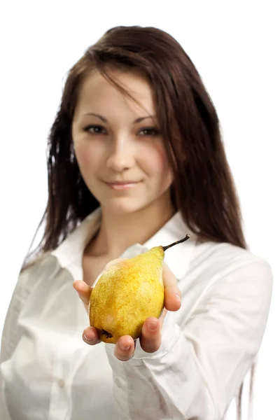 Девушка с фруктами в руке — стоковое фото