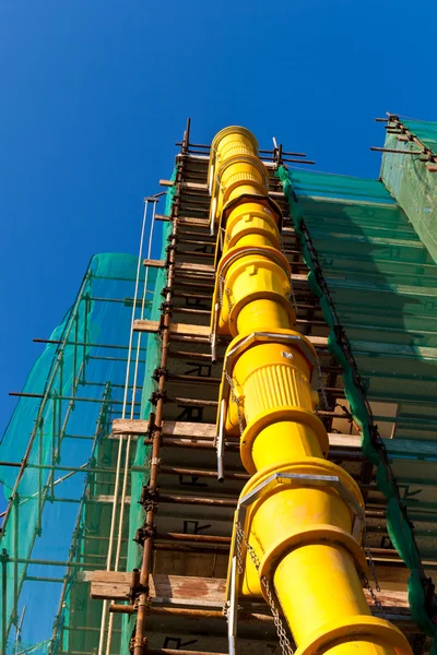 Bauinfrastruktur Mit Grünem Netz Gegen Blauen Himmel — Stockfoto