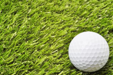 Golf topu ile kopya alanı çimenlerin üzerinde