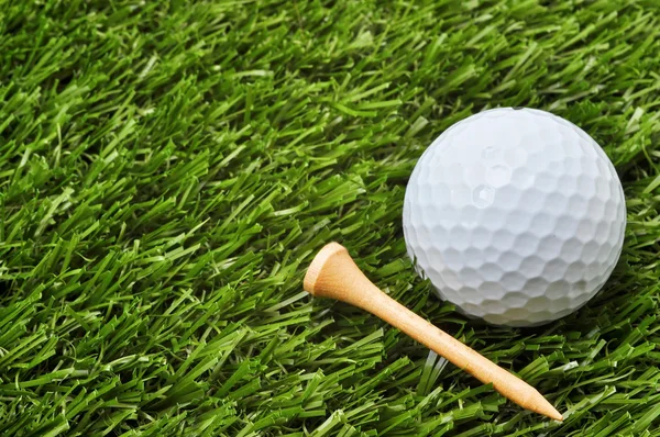 Golfbal en tee met kopie ruimte — Stockfoto