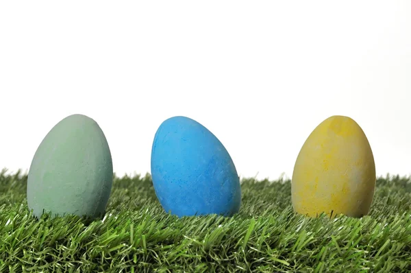 Три Пасхальных Яйца Траве Белом Фоне — стоковое фото