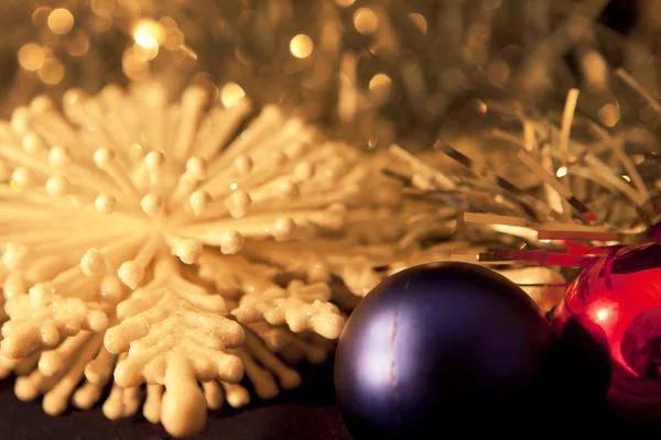 Bola de Navidad sobre fondo de luz abstracta, Shallow Dof . —  Fotos de Stock
