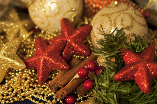 Dekorativer goldener Weihnachtsschmuck — Stockfoto