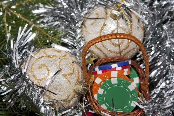 Cesta llena de papas fritas, regalo para Navidad —  Fotos de Stock