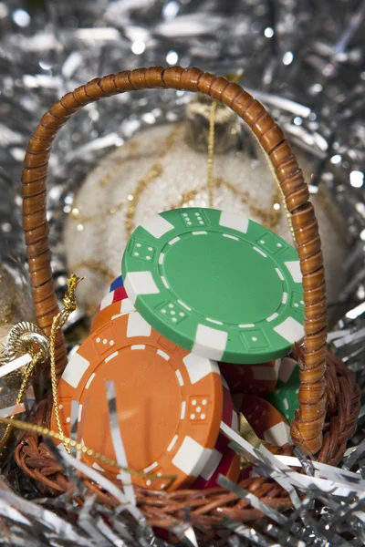 Bonus für Casino-Jetons in einem Weihnachtskorb — Stockfoto