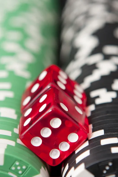 赌场的筹码和骰子 — 图库照片