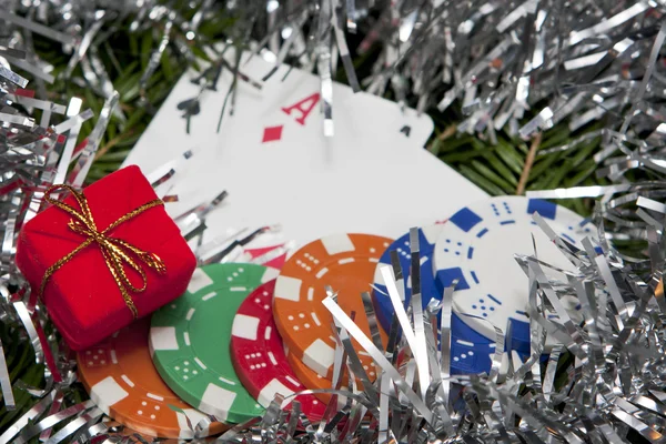 Taschen-Asse mit Weihnachtsdekoration — Stockfoto