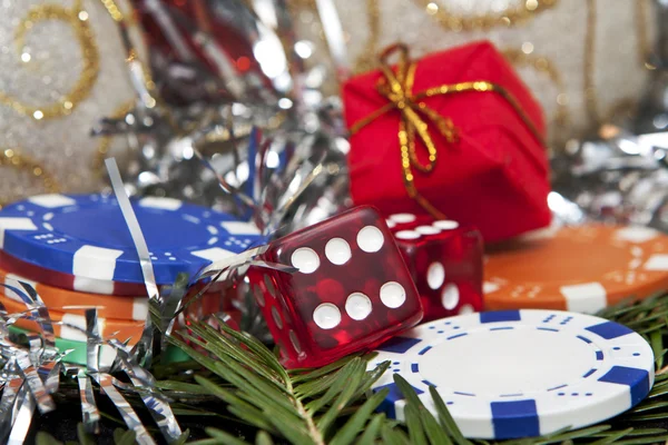 Tärningar, gåva och chips till jul — Stockfoto