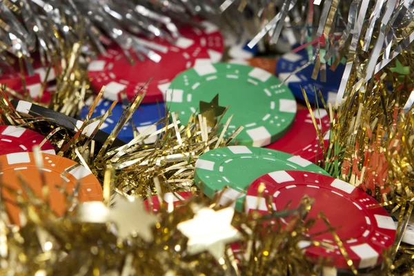 Bonus casino chips i en mask jul ljus och bakgrund — Stockfoto