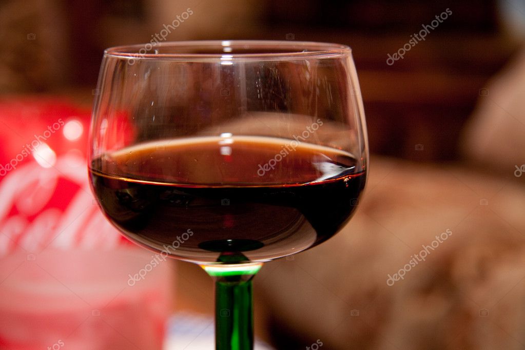 Бокал вина дома на столе