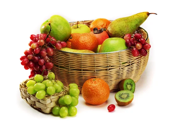 Cesta Emendada Com Frutas Diferentes — Fotografia de Stock