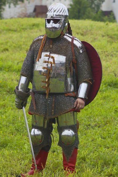 Yeşil bir arka plan üzerinde zırh parlayan bir şövalye — Stok fotoğraf