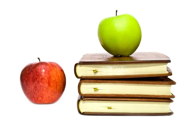 Książki i dwa jabłka — Zdjęcie stockowe