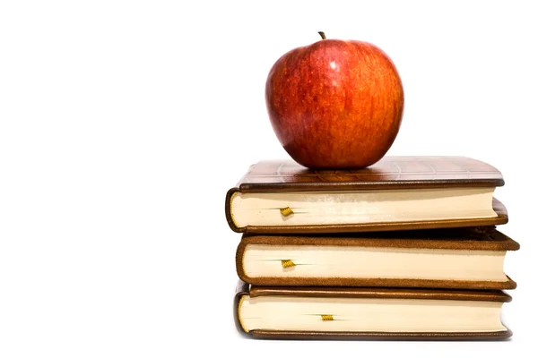 Czerwone jabłko na książce — Zdjęcie stockowe