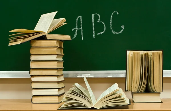 Alfabet en boeken — Stockfoto