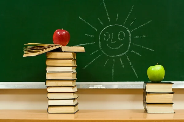 Äpplen på böcker — Stockfoto