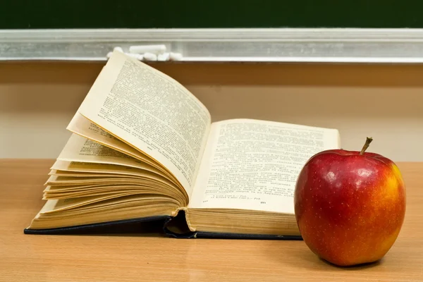 Kniha a červené jablko — Stock fotografie