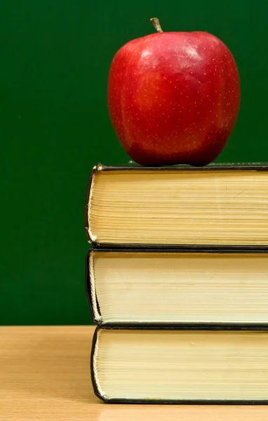 Książki i czerwone jabłko — Zdjęcie stockowe