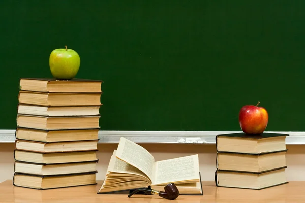 Livros são maçãs e tubo — Fotografia de Stock