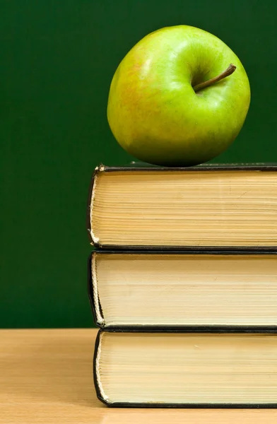 Βιβλία με ένα πράσινο μήλο — Φωτογραφία Αρχείου