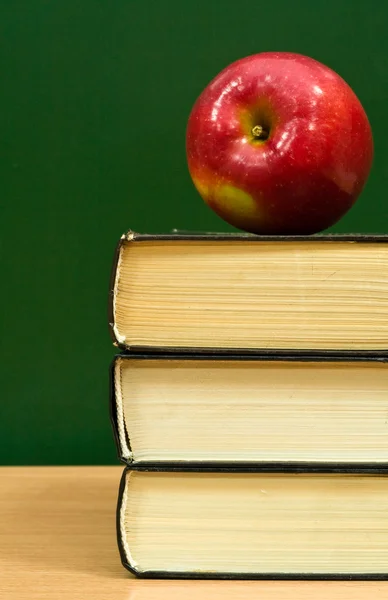 Knihy s jablkem — Stock fotografie