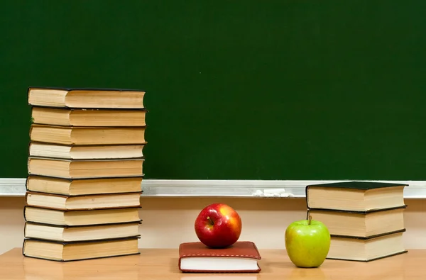 Closed book and two apples — Stock Photo, Image