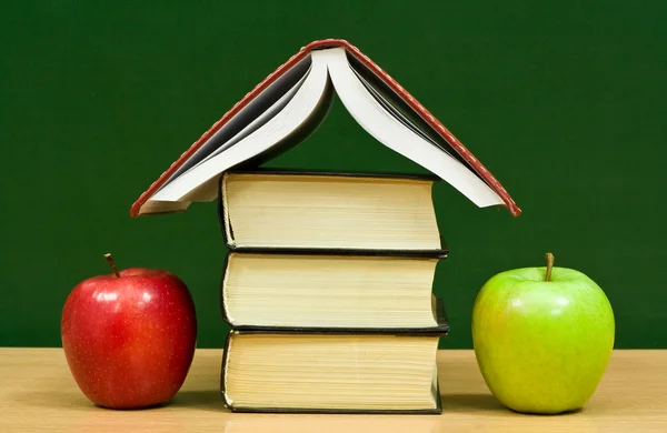 Casa de campo de libros y manzanas —  Fotos de Stock