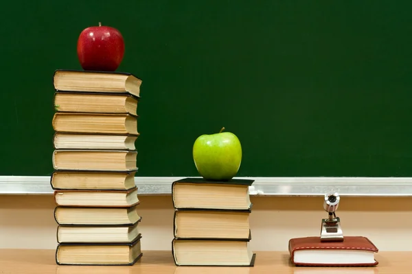 Knowledge and apples — Stock Photo, Image
