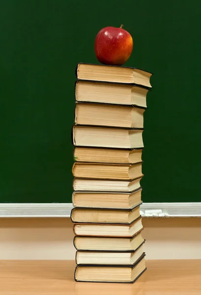 Γνώση και πράσινο μήλο — Φωτογραφία Αρχείου