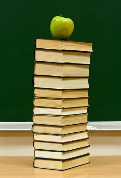 Knowledge and red apple — Stock Photo, Image