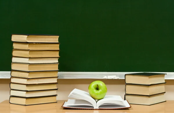 Açılan kitap ve yeşil elma — Stok fotoğraf