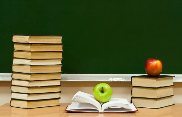 Aufgeschlagenes Buch und zwei Äpfel — Stockfoto