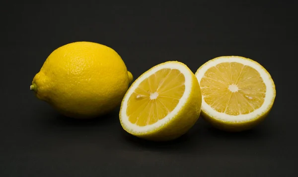 Zralé a řez citronu — Stock fotografie