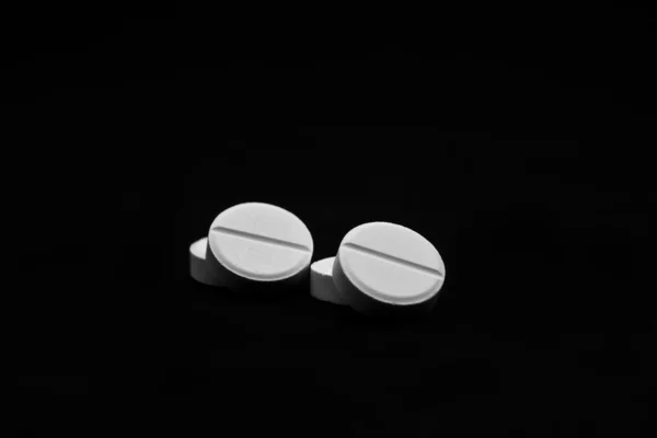Quatro comprimidos brancos — Fotografia de Stock