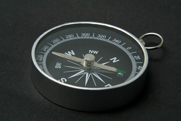 Metalen kompasMetalik pusula — Stok fotoğraf