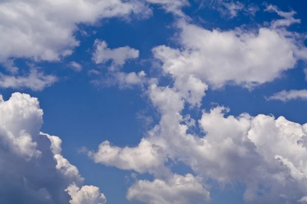 Летняя облачность — стоковое фото