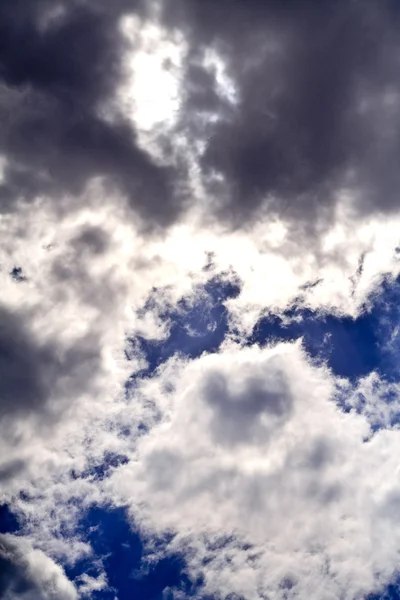 Солнце в облаках — стоковое фото