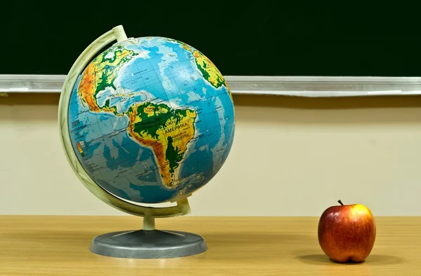 Globus und Apfel — Stockfoto
